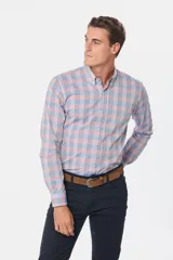 Camisa de manga larga con cuello abotonado y estampado a cuadros en tonos rosa y celeste.