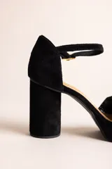 Sandalias de taco alto color blanco, con plataforma, taco cilíndrico, capellada con tira cruzada y tira ajustable al tobillo con hebilla dorada.