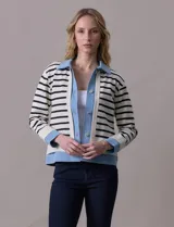 Campera combinada marca Nanette, con torso y mangas en tejido a rayas horizontales blancas y negras. Solapa, puños y cierre en denim celeste. Cierre frontal con botones metalizados.