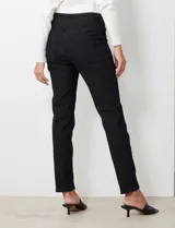 Jegging de algodón elastizado negro, marca Ruby Rd. Pretina ancha elastizada, delantera con bolsillos simulados y trasera con bolsillos aplicados.