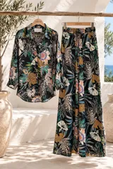 Conjunto de camisa y palazzo negro con estampado tropical de flores coloridas y detalles de leopardo.