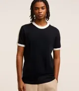 Remera de corte clásico color blanco con cuello redondo y mangas cortas con ribete azul marino.