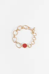 Pulsera de eslabones dorados con cierre tipo T-bar y un dije circular central en color rojo con borde dorado.