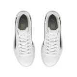Championes Puma modelo Karmen II L, de diseño urbano con plataforma alta, confeccionados en cuero blanco con la icónica franja lateral en color negro.