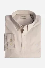 Camisa de manga larga Brooksfield, color beige, con textura sutil, cuello clásico, cierre frontal con botones y logo bordado en el pecho.