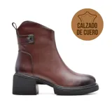 Bota corta de cuero color marrón, con elástico lateral, detalle de hebilla metálica y taco cuadrado.