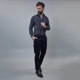 Camisa de vestir de hombre, corte entallado, color azul marino con diseño de cuadros blancos.