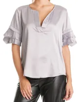 Blusa de satén color azul marino con escote en V y mangas cortas con tres capas de volados superpuestos.