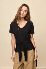 Remera blanca de algodón con escote en V y mangas cortas, de calce amplio y cómodo.