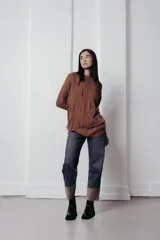 Sweater de punto color chocolate con diseño de textura en relieve, cuello redondo y silueta relajada.