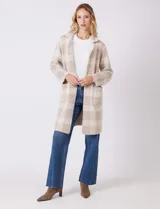 Chaqueta de tejido suave con estampado a cuadros en tonos beige y blanco, cuello con solapa y cierre de botón frontal. Incluye bolsillos delanteros.