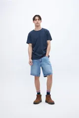 Remera de manga corta color blanco, con cuello redondo y corte holgado.