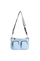 Bandolera Trendy color celeste, con diseño de dos bolsillos frontales con cierre, correa ajustable y logo de la marca estampado.