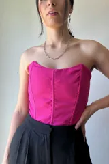 Corset fucsia confeccionado en panamá con ballenas internas y ganchos reforzados en la parte trasera.