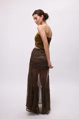 Falda midi color borgoña, de corte recto con aberturas frontales y transparencias.