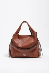 Bolso mediano de cuero marrón, tipo shopper, con detalles de cordones trenzados en la parte frontal y laterales, asa superior y logo plateado de la marca en la base.