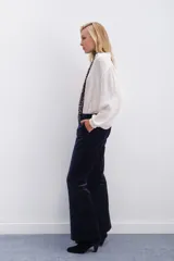 Pantalon estilo oxford confeccionado en terciopelo azul marino, con corte de tiro medio, bolsillos laterales diagonales y cierre frontal oculto.