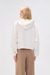 Canguro negro con capucha y mangas largas abullonadas.