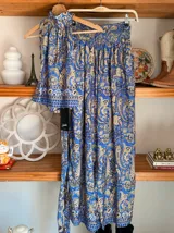 Conjunto de dos piezas color fucsia con estampado oriental en tonos rosa y blanco, compuesto por un top halter con lazo en la cintura y un pantalón palazzo de cintura alta con elástico.