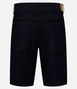 Bermuda de jean para hombre, de corte recto y color azul oscuro, con cierre de botón y cremallera.