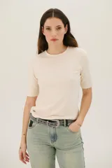 Remera color celeste de corte clásico con mangas cortas.