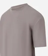 Remera color crema, de corte holgado, con cuello redondo y mangas cortas.