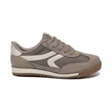 Championes deportivos Via Marte modelo Zelda, de diseño urbano en tonos beige y gris, confeccionados en una combinación de gamuza y malla técnica. Presentan detalles en color crema, cordones al tono y una suela de goma dentada en color caramelo.