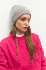 Gorro de lana tejido en ochos con vuelta acanalada y parche frontal con logo de la marca Daniel Cassin.