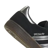 Championes Adidas Handball Spezial color negro con las tres tiras plateadas y suela marrón.