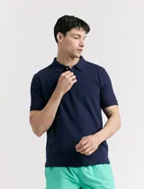 Remera azul con cuello polo y tapeta de dos botones.