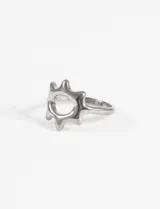 Anillo plateado de acero quirúrgico hipoalergénico con forma de estrella calada.