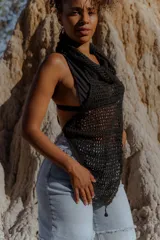 Top tejido al crochet color crudo, con capucha integrada y espalda descubierta.