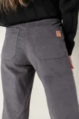 Pantalon de pana en color gris oscuro, de corte recto y tiro medio. Cuenta con bolsillos traseros y etiqueta decorativa de la marca.