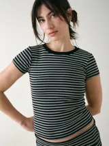 Remera de manga corta para dormir confeccionada en algodón, con diseño entallado y patrón de finas rayas horizontales en negro y blanco.