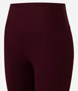 Pantalón legging deportivo de tiro alto, confeccionado en microfibra acanalada con textura. Presenta un ajuste ceñido al cuerpo y largo hasta el tobillo.