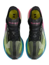 Championes de running Under Armour Velociti Elite 3, diseñados para carreras de larga distancia. Presentan una parte superior de tejido técnico ligero, placa de fibra de carbono para mayor propulsión y entresuela reactiva. El diseño destaca por su combinación de colores negro, amarillo neón, fucsia y azul.