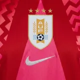 Camiseta de fútbol Nike de la Selección Uruguaya, modelo de golero 2026. Presenta un diseño de manga larga en color rojo con un patrón gráfico en zigzag y una estrella central en contraste. Incluye el escudo de la AUF con cuatro estrellas bordado en el pecho y el logo de Nike.