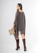 Vestido corto de seda italiana color marrón, con diseño amplio estilo remerón y mangas murciélago transparentes.