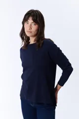 Remera manga larga azul marino, de corte holgado y cuello redondo.