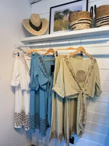 Pantalón palazzo celeste con cintura elastizada y cordón ajustable. Estampado de figuras geométricas en el ruedo.