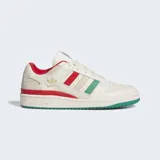 Championes Adidas Forum Low CL de estilo urbano inspirado en el básquet. Presentan un exterior de cuero y material sintético en color crema, con las icónicas tres tiras laterales en rojo, crema y verde. Incluyen detalles en dorado, forro interior rojo y suela de caucho en color verde.
