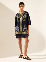 Poncho azul marino con diseño de ananás y flecos en el ruedo.