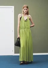 Vestido maxi largo de tejido plisado color verde lima, con tirantes finos, cuello escotado y cintura con fruncido elástico.