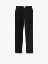 Jeans denim de corte slim en color negro, diseño clásico de cinco bolsillos y trabillas para cinturón.