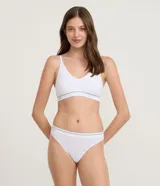 Kit de dos soutienes sin copa ni aro, uno blanco y otro gris, confeccionados en tejido seamless texturizado de microfibra. Ambos tienen escote en V, breteles finos ajustables y una banda elástica con el logo "Lov" en la parte inferior.