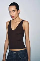 Musculosa de punto rib color marrón con mezcla de algodón, escote en V y tirantes anchos.