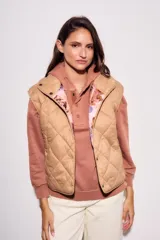 Chaleco acolchado color camel con diseño de rombos. Interior con estampado floral.