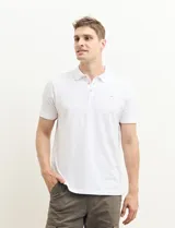 Chomba manga corta color verde con cuello clásico y tapeta de dos botones. Logo bordado en el pecho. Corte recto.