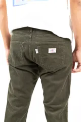Pantalón de pana gruesa color verde musgo, de corte recto.
