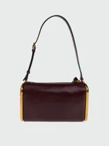 Cartera tipo shoulder bag Marc Jacobs modelo The Puffy J Marc, de cuero color bordó con detalles metálicos dorados.
